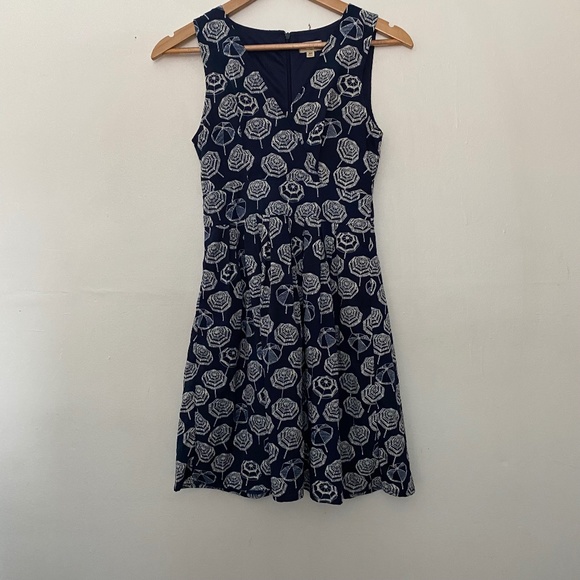 Maison Jules Navy Blue Umbrella Patterned V-Neck Mini Dress - Picture 2 of 6